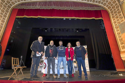 Juanjo Fernández ‘Feñe’, Fran ‘El Chavo’, ‘Chapu’, Rosa Martín y Paco García ayer en el Teatro Carrión.-PABLO REQUEJO