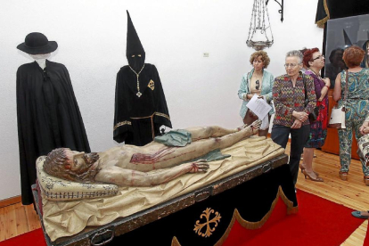 Unas visitantes contemplan el Cristo Yacente de Gregorio Fernández , una de la piezas del museo-J.M. Lostau