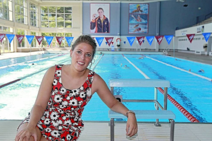 Laura, en la piscina de Huerta del Rey; al fondo, un cuadro suyo con la medalla de los Juegos de Pekín.-J. M. Lostau