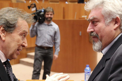 El consejero de la Presidencia, José Antonio de Santiago-Juárez, y el procurador de Ciudadanos José Ignacio Delgado, conversan en el Pleno.-ICAL