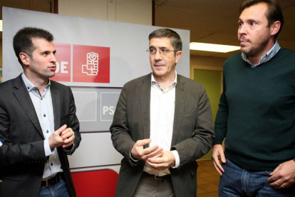 El exlehendakari Patxi López participa en un acto del PSOE sobre la Constitución. Junto a él, el secretario regional del PSOE, Luis Tudanca, y el secretario de la agrupación municipal del PSOE en Valladolid, Óscar Puente-Ical