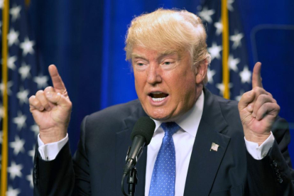 Donald Trump, durante un acto electoral en Manchester (New Hampshire), el lunes.-AP / JIM COLE