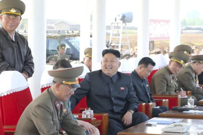 Kim Jong-un, rodeado de oficiales del Ejército, durante una demostración militar, en una imagen de archivo.-REUTERS / KCNA
