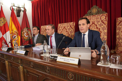 Guzmán Gómez, Víctor Alonso y Conrado Íscar en el último Pleno del año en la Diputación. E. M.