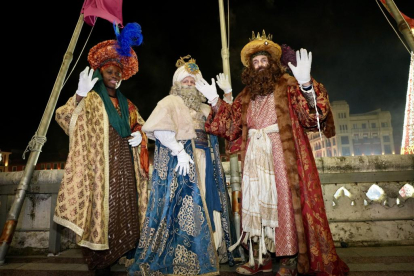 Los Reyes Magos saludan desde el balcón del Ayuntamiento de Valladolid. PHOTOGENIC