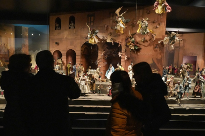 JUAN MIGUEL LOSTAU. 03/01/2024. Varios visitantes contemplan el Belén Napolitano en el Museo Nacional de Escultura. | J. M. LOSTAU