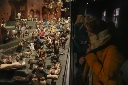Varios visitantes contemplan el Belén Napolitano en el Museo Nacional de Escultura. | J. M. LOSTAU