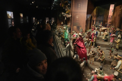Varios visitantes contemplan el Belén Napolitano en el Museo Nacional de Escultura. | J. M. LOSTAU