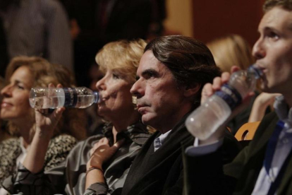 Pablo Casado, en primer término, con José María Aznar y Esperanza Aguirre, en un acto de Nuevas Generaciones en noviembre del 2008.-/ DAVID CASTRO