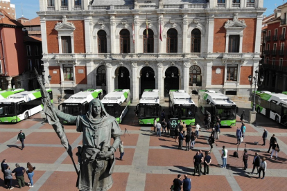Los 15 nuevos autobuses de Auvasa de gas natural comprimido a vista de dron en la Plaza Mayor de Valladolid. -E. M.