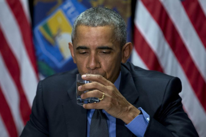 El presidente Obama bebe un vaso de agua de Flint.-