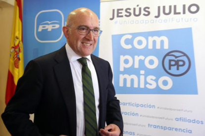 Jesús Julio Carnero presenta los avales para ser candidato a la presidencia del PP provincial-Miriam Chacón / ICAL
