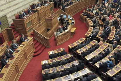 Diputados en el Parlamento de Grecia, durante la votación fracasada para elegir presidente.-Foto:   EFE / PANTELIS SAITAS