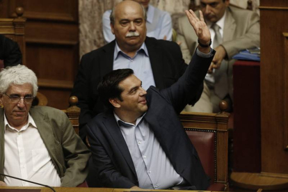 El primer ministro griego, Alexis Tsipras, durante la sesión del parlamento en que se votaron un segundo paquete de reformas.-Foto: EFE / YANNIS KOLESIDIS