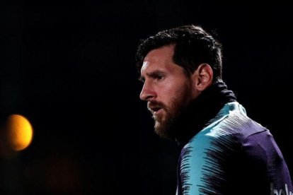 Messi entra en el campo de entrenamiento de la ciudad deportiva de Sant Joan Despí.-EFE / ALEJANDRO GARCÍA