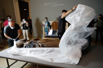 Los técnicos preparan la exhibición de la talla 'Señora de Mogrovejo'. | J. M. LOSTAU