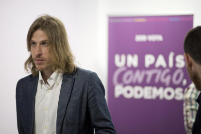 El secretario general de Podemos Castilla y León, Pablo Fernández, y la secretaria de organización, Laura Domínguez, presentan la nueva gestora de Podemos Salamanca.-ICAL