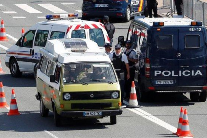 Control policial de vehículos en la frontera franco-española en Hendaya, con motivo de la cumbre del G-7 en Biarritz.-