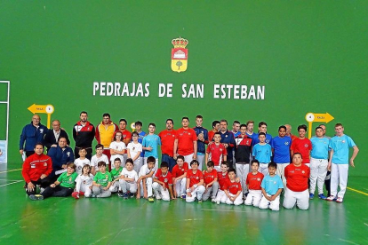 La foto de familia del torneo celebrado en el frontón de Pedrajas de San Esteban.-E. M.