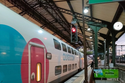 Un tren de Ouigo en la estación Campo Grande de Valladolid. - EUROPA PRESS