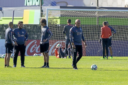 Luis César, pensativo junto al balón durante un entrenamiento del Real Valladolid.-PABLO REQUEJO