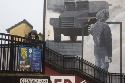 Un mural en el barrio católico de Bogside, en Londonderry.-ALBERT BERTRAN