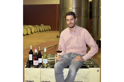 Abel Espinosa en su bodega de Grajal de Campos, situada a cien metros del castillo.-