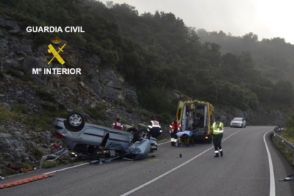 Accidente de tráfico en el kilómetro 30 de la carretera BU-552, término municipal de Castrobarto (Burgos), en el que una persona falleció y otras dos resultaron heridas.-GUARDIA CIVIL