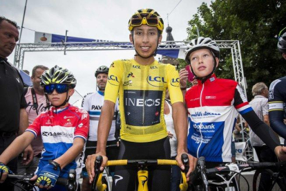Egan Bernal posa con dos niños en el Critérium holandés Acht van Chaam.-VINCENT JANNINK / ANP / AFP
