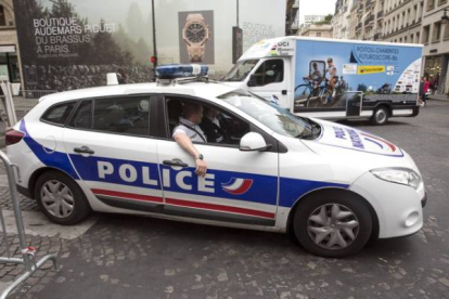 Un coche de policía en los alrededores de la llegada del Tour.-Foto: EFE / ETIENNE LAURENT