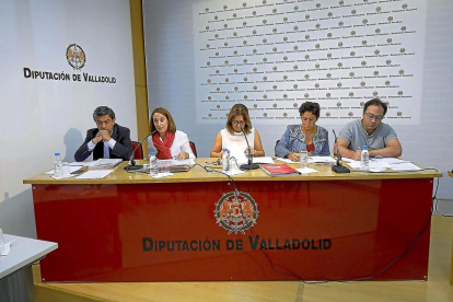 Agapito Hernández; Pilar Vicente; Teresa López; Esther Mínguez y Héctor Gallego ayer, en la comisión.-EL MUNDO