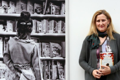 La escritora Luz Gabás posa junto a su novela ‘Como fuego en el hielo’, ayer,  en la Feria del Libro de Valladolid-ICAL