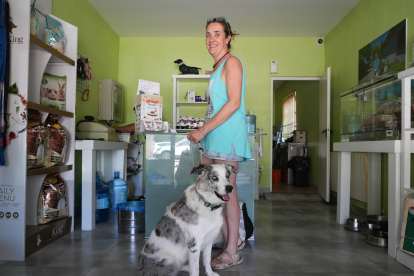 Una clienta acude a dejar a su mascota en el Centro Canino la Yosa.- J.M.LOSTAU