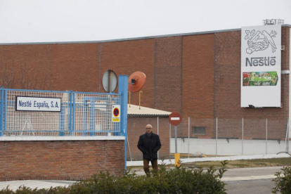 Entrada a la fábrica de Nestlé en Valladolid-Pablo Requejo