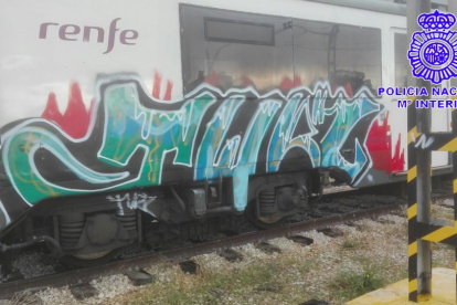 Pintadas en los trenes de Renfe en la estación de Valladolid en el Campo Grande.-POLICÍA NACIONAL