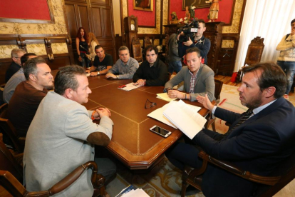 El alcalde de Valladolid, Óscar Puente, se reúne con representantes de los trabajadores de Lauki-ICAL