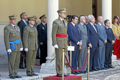 El general jefe de la Suigenor, Manuel Gorjón, con faja roja, y las autoridades civiles presentes en el acto celebrado en el Palacio Real.-J. M. Lostau