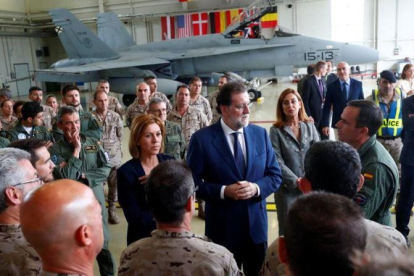 Rajoy y Cospedal con tropas españolas en la base de Amani.-REUTERS/INTS KALNINS