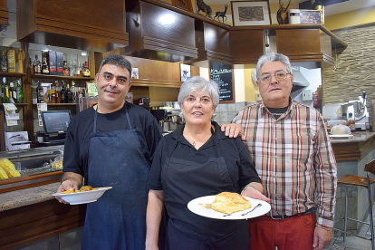 Andrés, Mercedes y Luis Mari en el restaurante El Cazador de Oña.