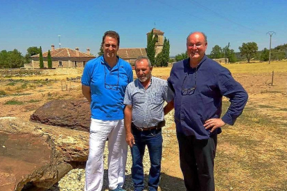 Gabriele Finaldi (izq.)con el alcalde, Victor Barrio,  y el hispanista con casa en la localidad, Gijs Van Hensbergen.-T. SANZ