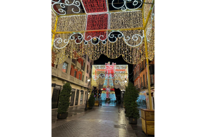 Prueba del encendido de las luces de Navidad en la calle Santiago de Valladolid. E. M.
