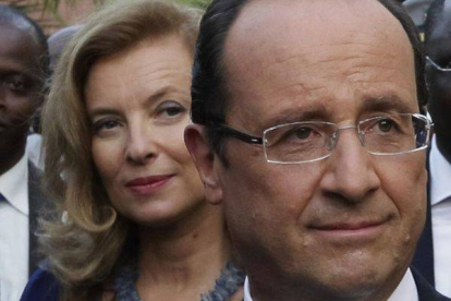 Valerie Trierweiler y François Hollande.-Foto: PHILIPPE WOJAZER / REUTERS