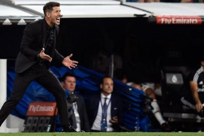 Simeone se queja de una acción en el derbi con el Madrid en el Bernabéu.-AFP / ÓSCAR DEL POZO