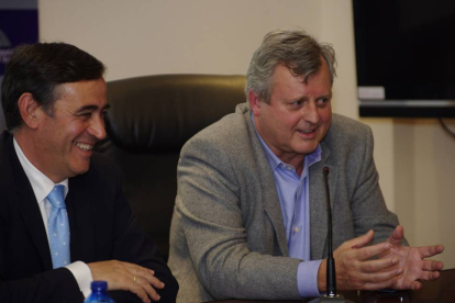 Antonio Pardo, Presidente de la Diputación de Soria y Luc Thys (D), el gerente de Thys informan sobre la compra de acciones de Norma Doors-Ical