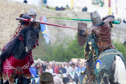 Lances entre caballeros en el torneo medieval.-ICAL