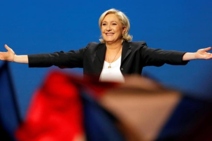 Le Pen, sonriente, en su acto electoral en Villepinte, cerca de París, el 1 de mayo.-REUTERS / CHARLES PLATIAU