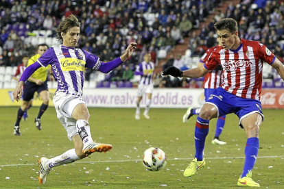 Álvaro Rubio intenta llegar al balón durante un partido de esta temporada-J.M.Lostau