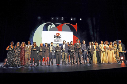 Foto de familia ayer en el escenario del Teatro Calderón con los escasos premiados que estuvieron en la gala de clausura y todos los cineastas y participantes en la entrega de premios.-J. M. LOSTAU