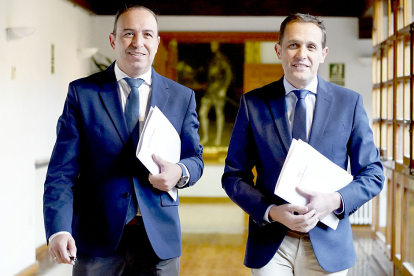 El diputado de Hacienda, Víctor Alonso, y el presidente de la Diputación Provincial de Valladolid, Conrado Íscar, momentos antes de la presentación del Presupuesto de la Institución para 2024. ICAL
