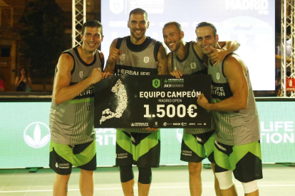 Sergio de la Fuente, Nacho Martín, Pino y Sánchez, con el cheque de campeón logrado en Madrid.-FEB